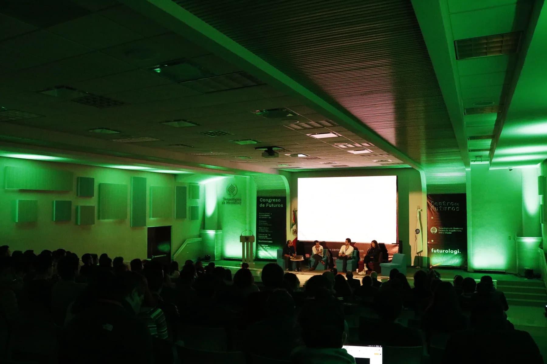Auditorio lleno durante un panel del Congreso de Futuros en Toluca