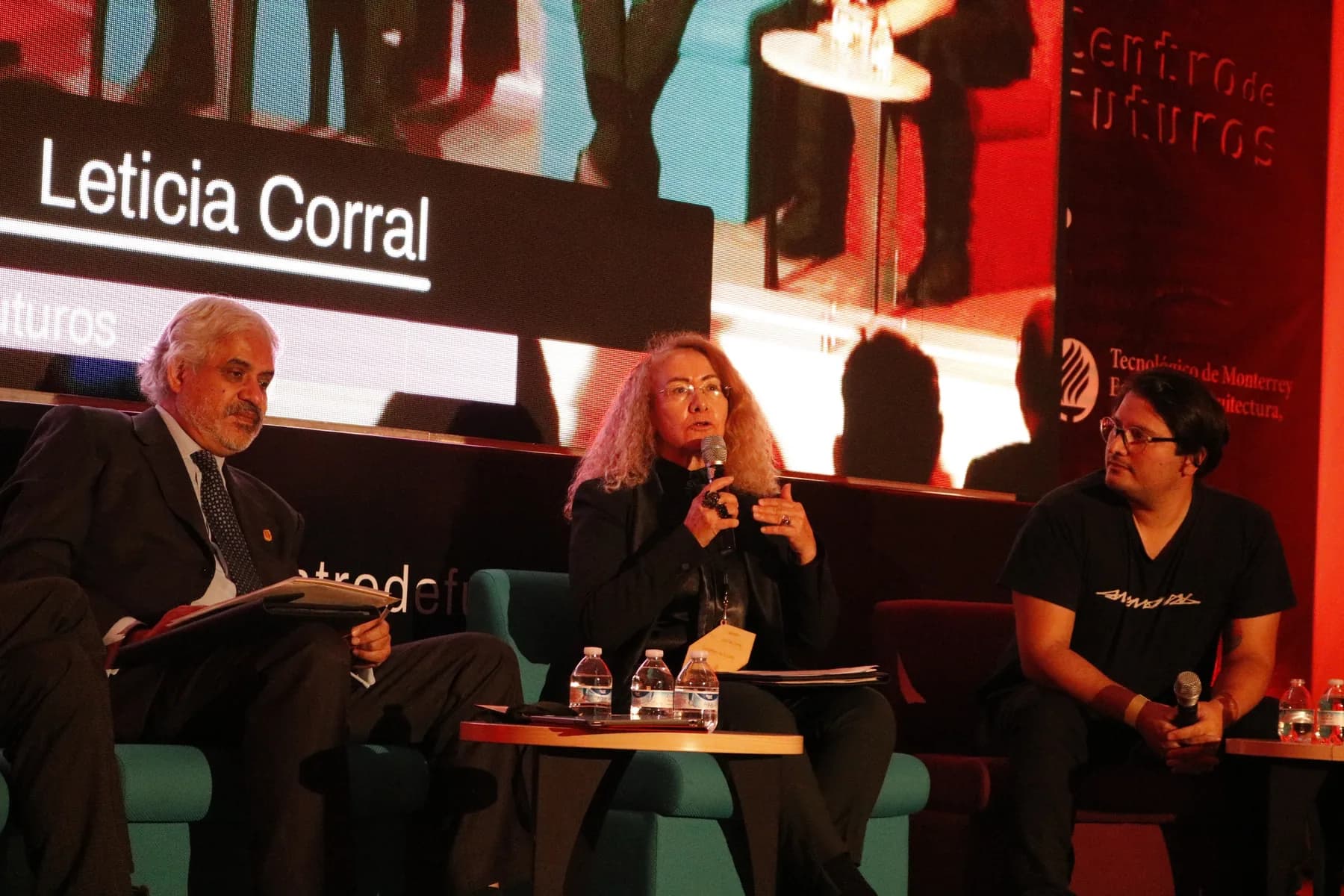Leticia Corral habla durante un panel, acompañada por otros dos participantes