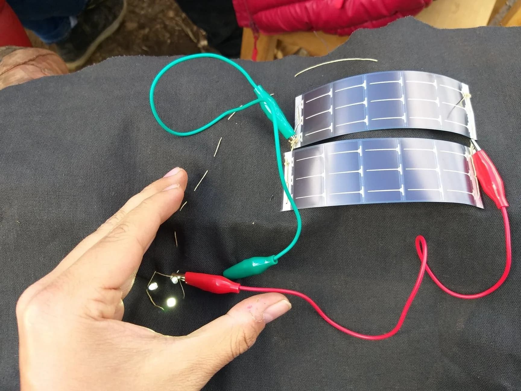 Prototipo textil con panel solar, batería, cables e iluminación LED